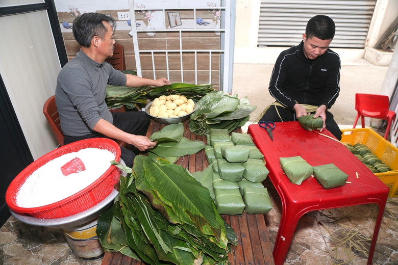 L&agrave;ng b&aacute;nh chưng gần trăm tuổi xứ Nghệ rộn r&agrave;ng v&agrave;o vụ Tết- Ảnh 1.