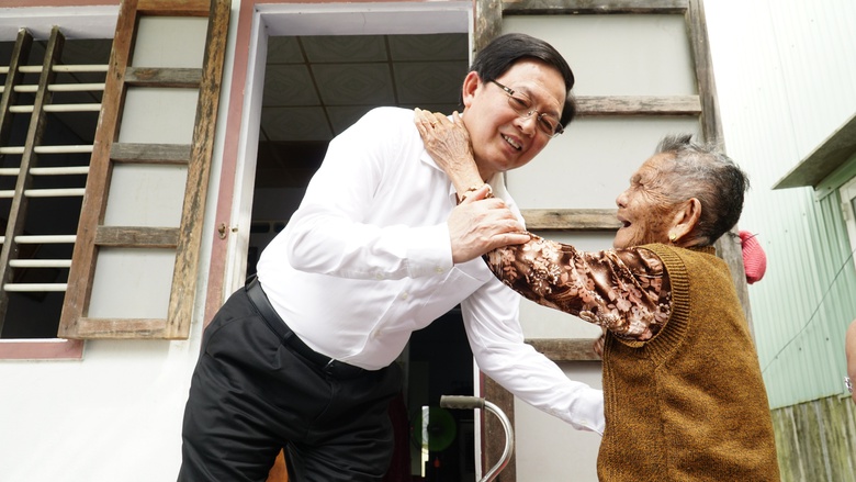 Ph&oacute; Thủ tướng Hồ Quốc Dũng: Mong b&agrave; con v&ugrave;ng rốn lũ vươn l&ecirc;n, đ&oacute;n Tết đầm ấm- Ảnh 7.