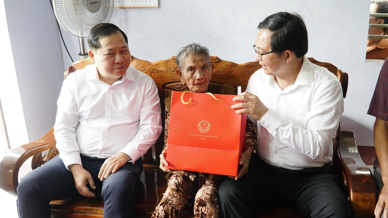 Ph&oacute; Thủ tướng Hồ Quốc Dũng: Mong b&agrave; con v&ugrave;ng rốn lũ vươn l&ecirc;n, đ&oacute;n Tết đầm ấm- Ảnh 8.