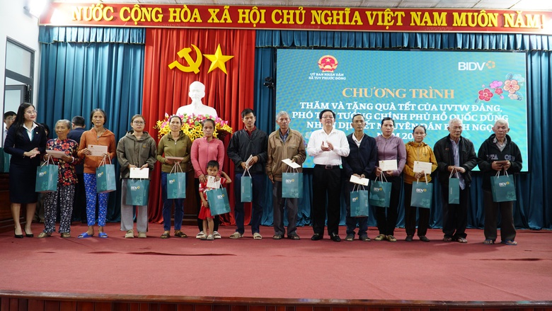 Ph&oacute; Thủ tướng Hồ Quốc Dũng: Mong b&agrave; con v&ugrave;ng rốn lũ vươn l&ecirc;n, đ&oacute;n Tết đầm ấm- Ảnh 10.