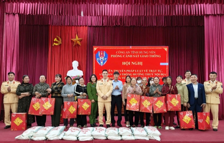 Hưng Yên: Tuyên truyền pháp luật đường thủy, trao quà Tết tại mô hình “Làng chài bình yên”- Ảnh 1. Hưng Yên: Tuyên truyền pháp luật đường thủy, trao quà Tết tại mô hình “Làng chài bình yên”- Ảnh 1.