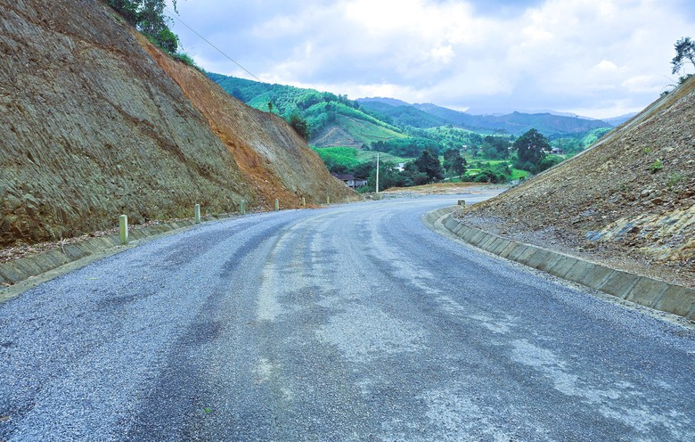 Cận cảnh tuyến nối hai nhánh đường Hồ Chí Minh vừa được lùi hạn hoàn thành sang 2026- Ảnh 10. Cận cảnh tuyến nối hai nhánh đường Hồ Chí Minh vừa được lùi hạn hoàn thành sang 2026- Ảnh 10.