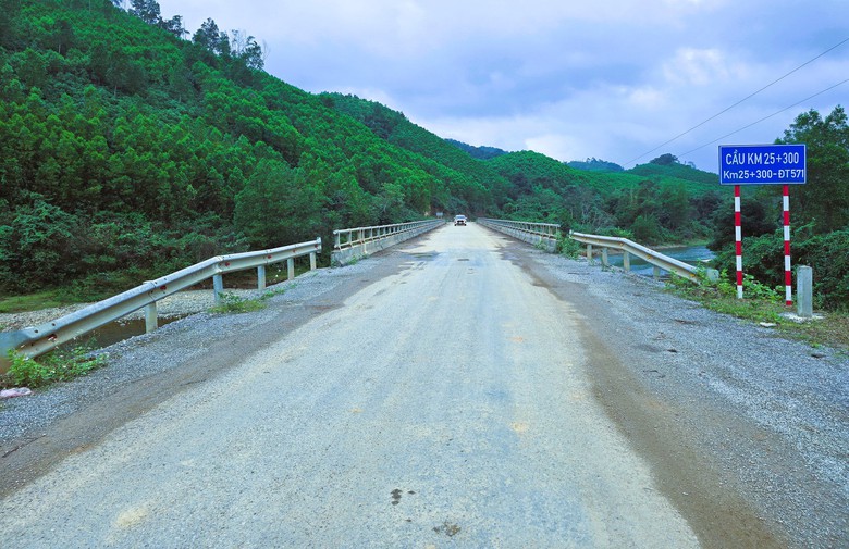 Cận cảnh tuyến nối hai nhánh đường Hồ Chí Minh vừa được lùi hạn hoàn thành sang 2026- Ảnh 11. Cận cảnh tuyến nối hai nhánh đường Hồ Chí Minh vừa được lùi hạn hoàn thành sang 2026- Ảnh 11.