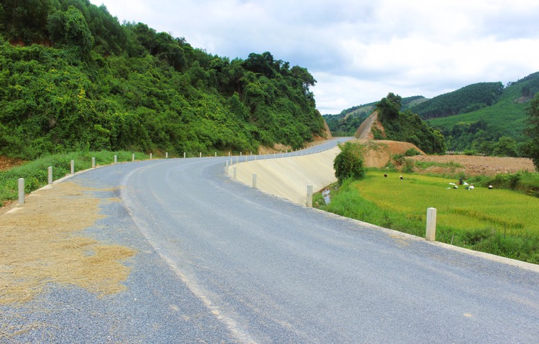 Cận cảnh tuyến nối hai nhánh đường Hồ Chí Minh vừa được lùi hạn hoàn thành sang 2026- Ảnh 7. Cận cảnh tuyến nối hai nhánh đường Hồ Chí Minh vừa được lùi hạn hoàn thành sang 2026- Ảnh 7.