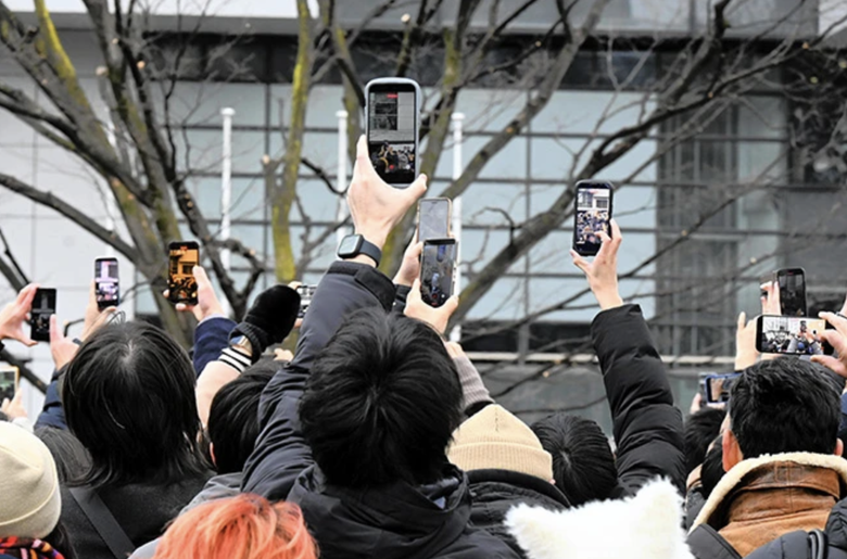 Giải m&atilde; sức h&uacute;t của nữ Thủ tướng Nhật Bản g&oacute;p phần l&agrave;m n&ecirc;n chiến thắng của đảng cầm quyền- Ảnh 1.