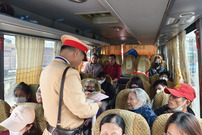 H&agrave; Nội: Xử l&yacute; hơn 200 xe kh&aacute;ch vi phạm, đảm bảo an to&agrave;n dịp cận Tết Nguy&ecirc;n đ&aacute;n- Ảnh 1.