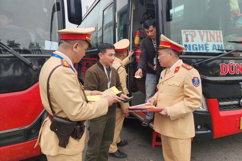 H&agrave; Nội: Xử l&yacute; hơn 200 xe kh&aacute;ch vi phạm, đảm bảo an to&agrave;n dịp cận Tết Nguy&ecirc;n đ&aacute;n- Ảnh 2.