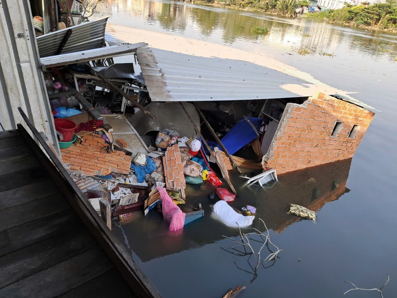 Sập nh&agrave; ven s&ocirc;ng ở TP.HCM, hai người bị thương- Ảnh 1.