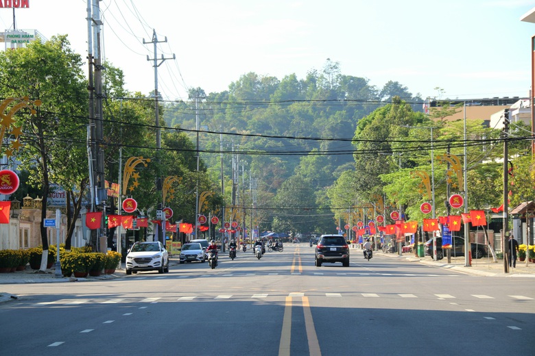 Đường Phạm Văn Đồng ở Quảng Ng&atilde;i rộng th&ecirc;nh thang sau n&acirc;ng cấp- Ảnh 9.