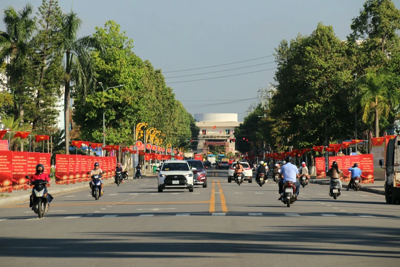 Đường Phạm Văn Đồng ở Quảng Ng&atilde;i rộng th&ecirc;nh thang sau n&acirc;ng cấp- Ảnh 7.