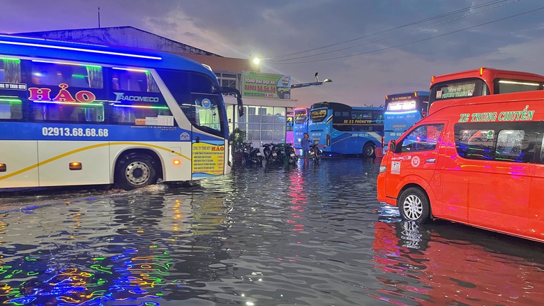 Bến xe kh&aacute;ch C&agrave; Mau ngập trong biển nước sau mưa lớn- Ảnh 1.