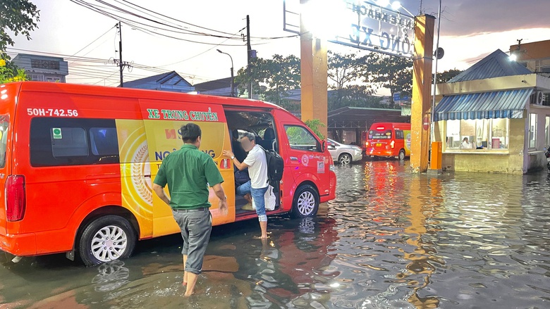 Bến xe kh&aacute;ch C&agrave; Mau ngập trong biển nước sau mưa lớn- Ảnh 5.