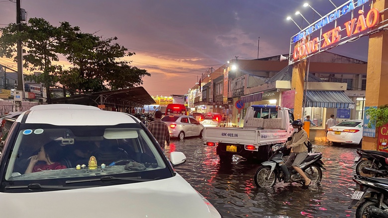 Bến xe kh&aacute;ch C&agrave; Mau ngập trong biển nước sau mưa lớn- Ảnh 4.