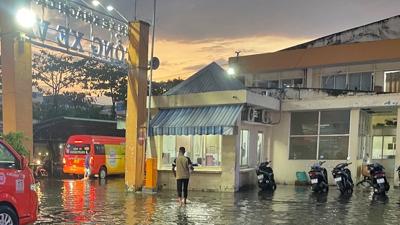 Bến xe kh&aacute;ch C&agrave; Mau ngập trong biển nước sau mưa lớn- Ảnh 3.