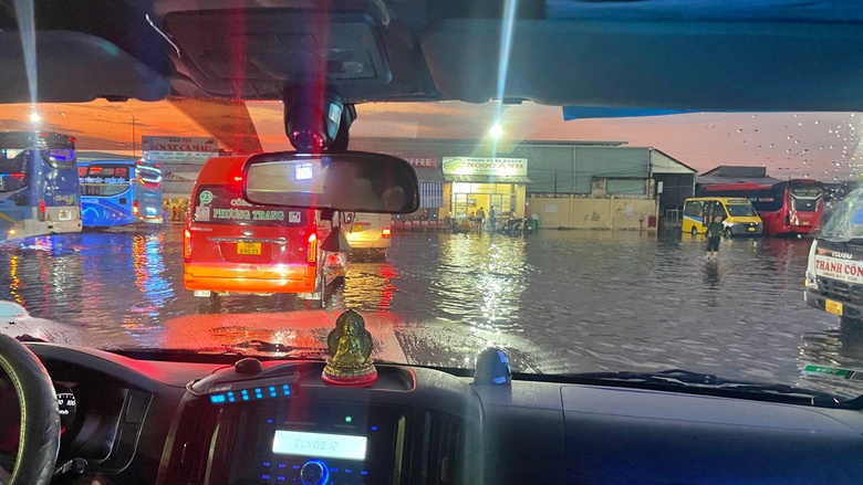 Bến xe kh&aacute;ch C&agrave; Mau ngập trong biển nước sau mưa lớn- Ảnh 6.