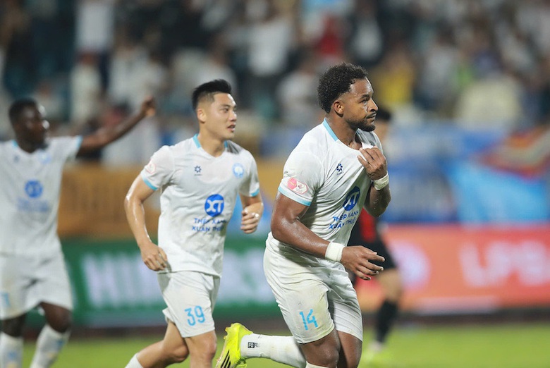 V-League: Xuân Son tỏa sáng, Nam Định ngược dòng đánh bại Ninh Bình- Ảnh 2. V-League: Xuân Son tỏa sáng, Nam Định ngược dòng đánh bại Ninh Bình- Ảnh 2.