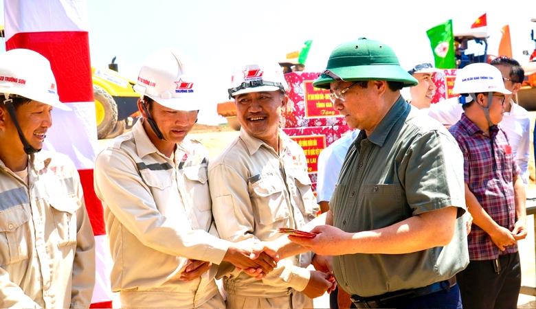 Tăng tốc thi c&ocirc;ng, khai th&aacute;c dự &aacute;n mở rộng s&acirc;n bay Ph&ugrave; C&aacute;t vượt tiến độ 3 th&aacute;ng- Ảnh 7.