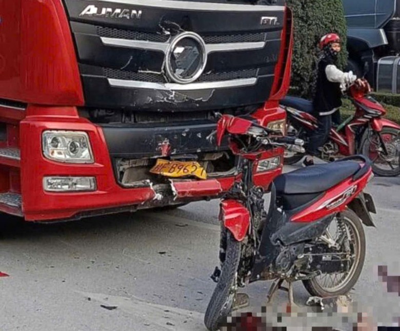 Hiện trường sau vụ xe gắn m&aacute;y đấu đầu xe đầu k&eacute;o khiến 3 thanh ni&ecirc;n bị thương nặng.