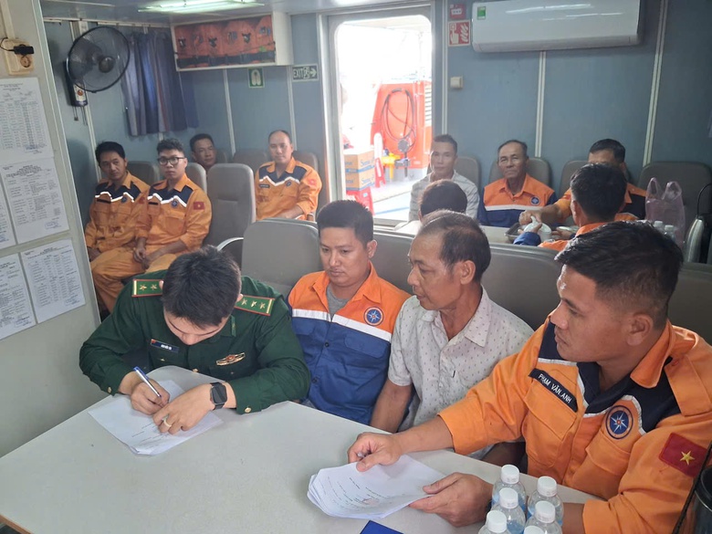 Vượt s&oacute;ng dữ, xuy&ecirc;n đ&ecirc;m cứu 34 ngư d&acirc;n ngo&agrave;i khơi Kh&aacute;nh Ho&agrave;- Ảnh 3.