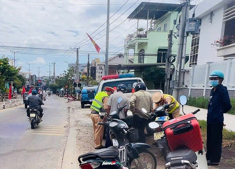 Kh&aacute;nh H&ograve;a: 10 ng&agrave;y xử l&yacute; gần 100 trường hợp vi phạm an to&agrave;n giao th&ocirc;ng đường sắt- Ảnh 2.