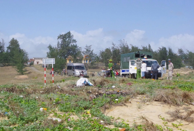 Ph&aacute;t hiện hai thi thể tr&ocirc;i dạt v&agrave;o bờ biển Quảng Ng&atilde;i- Ảnh 1.
