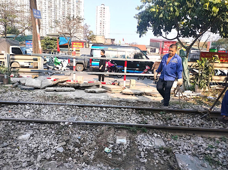 H&agrave; Nội: Đ&oacute;ng gấp nhiều lối đi tự mở nguy hiểm tr&ecirc;n tuyến đường sắt Bắc - Nam- Ảnh 2.