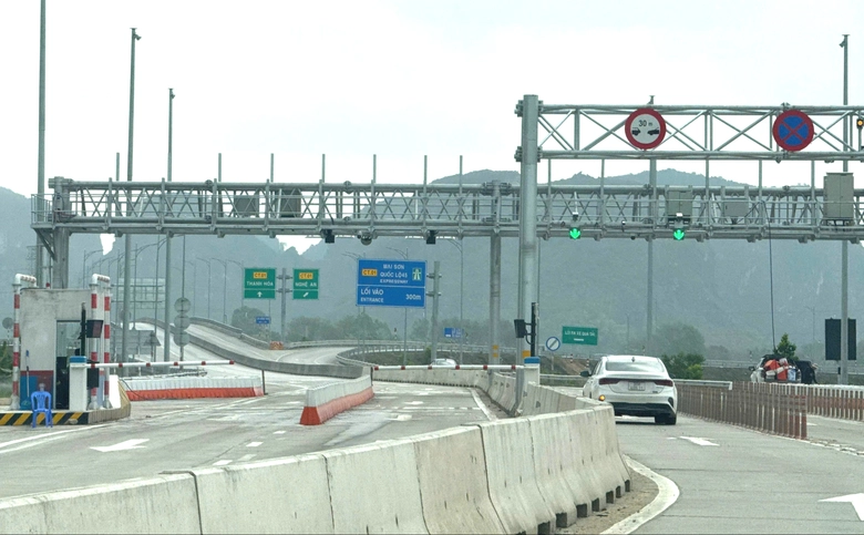 Thu phí tự động cao tốc qua Thanh Hóa, Nghệ An: Hệ thống dần ổn định, không ùn tắc- Ảnh 1. Thu phí tự động cao tốc qua Thanh Hóa, Nghệ An: Hệ thống dần ổn định, không ùn tắc- Ảnh 1.