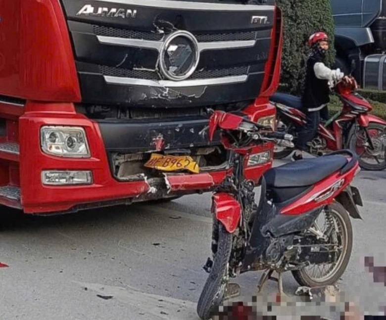 Xe m&aacute;y đấu đầu &ocirc; t&ocirc; đầu k&eacute;o tại cửa khẩu Hữu Nghị, 3 người trọng thương- Ảnh 1.