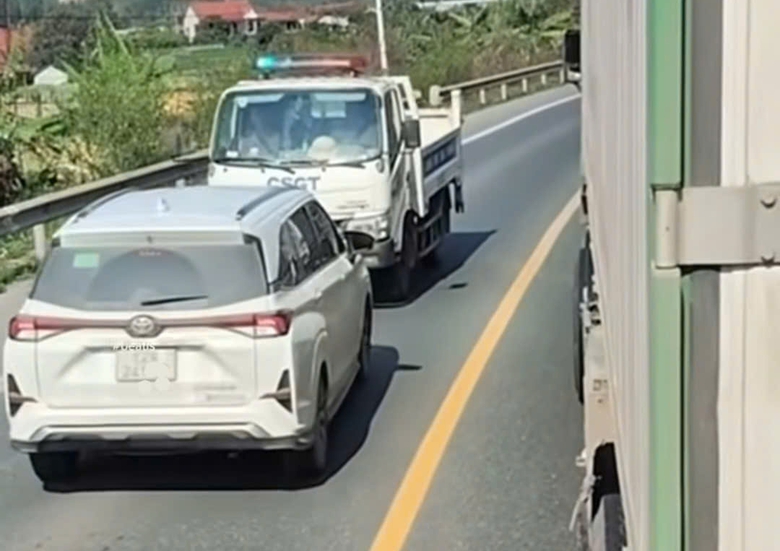 Vượt ẩu khi đường tắc, t&agrave;i xế &ocirc; t&ocirc; con phải l&ugrave;i xe khi gặp CSGT- Ảnh 1.