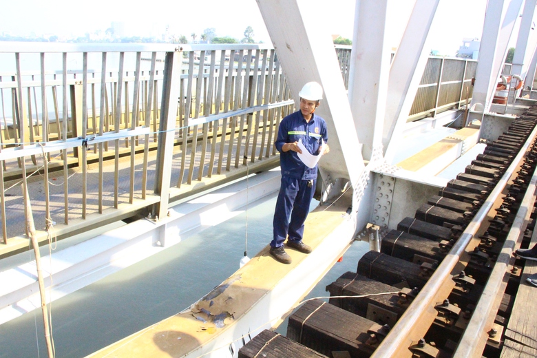 Đang thử tải cầu Ghềnh, dự kiến 9h ng&agrave;y 11/3 th&ocirc;ng t&agrave;u Bắc - Nam trở lại- Ảnh 1.