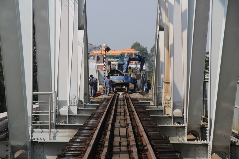 Đang thử tải cầu Ghềnh, dự kiến 9h ng&agrave;y 11/3 th&ocirc;ng t&agrave;u Bắc - Nam trở lại- Ảnh 2.