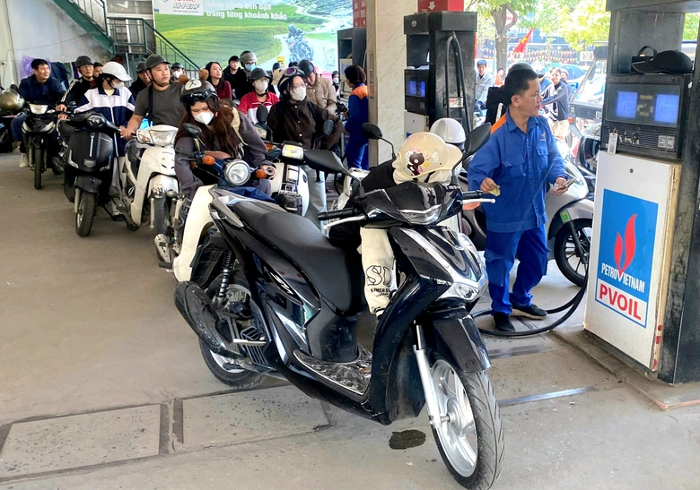 Chi mạnh Quỹ b&igrave;nh ổn, Gi&aacute; xăng RON 95 vẫn tăng vượt 29.000 đồng/l&iacute;t- Ảnh 1.