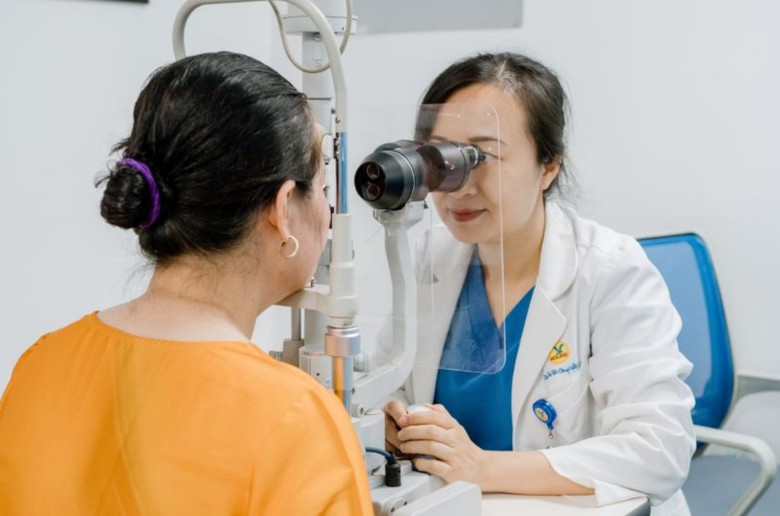 V&igrave; sao cần kh&aacute;m ngay khi bỗng nh&igrave;n mờ bất thường?- Ảnh 1.