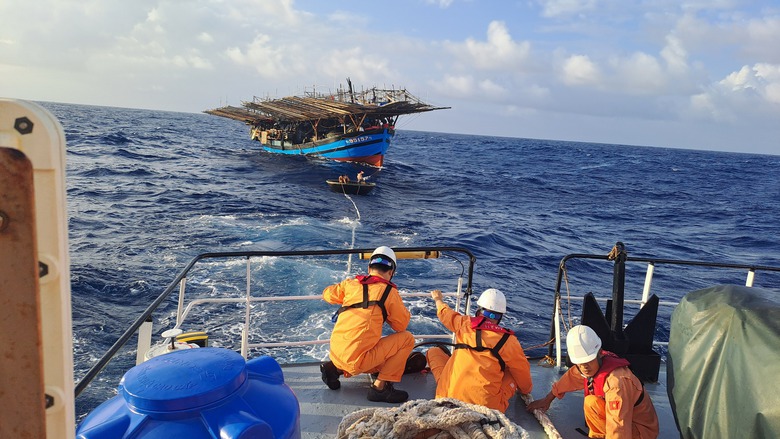 Vượt s&oacute;ng dữ, xuy&ecirc;n đ&ecirc;m cứu 34 ngư d&acirc;n ngo&agrave;i khơi Kh&aacute;nh Ho&agrave;- Ảnh 1.