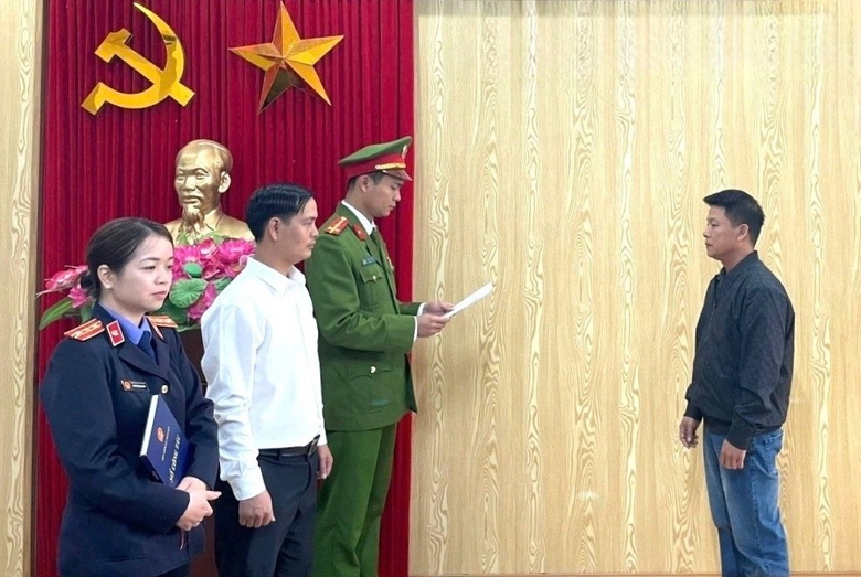 Khởi tố đối tượng sản xuất h&agrave;ng chục ngh&igrave;n chai dấm ăn giả ở Ninh B&igrave;nh- Ảnh 1.