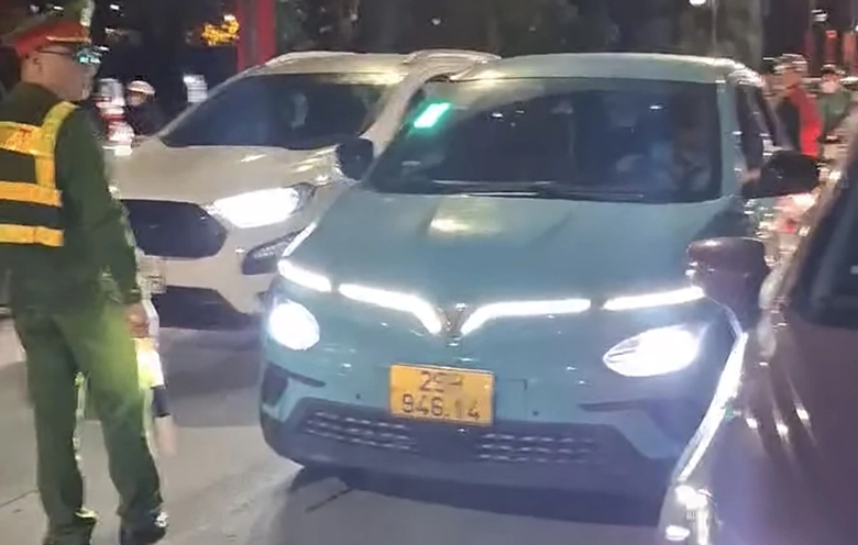 Sau c&uacute; đạp ga&hellip; cửa nh&agrave; t&ugrave; mở- Ảnh 1.