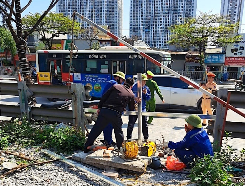 H&agrave; Nội: Đ&oacute;ng gấp nhiều lối đi tự mở nguy hiểm tr&ecirc;n tuyến đường sắt Bắc - Nam- Ảnh 1.