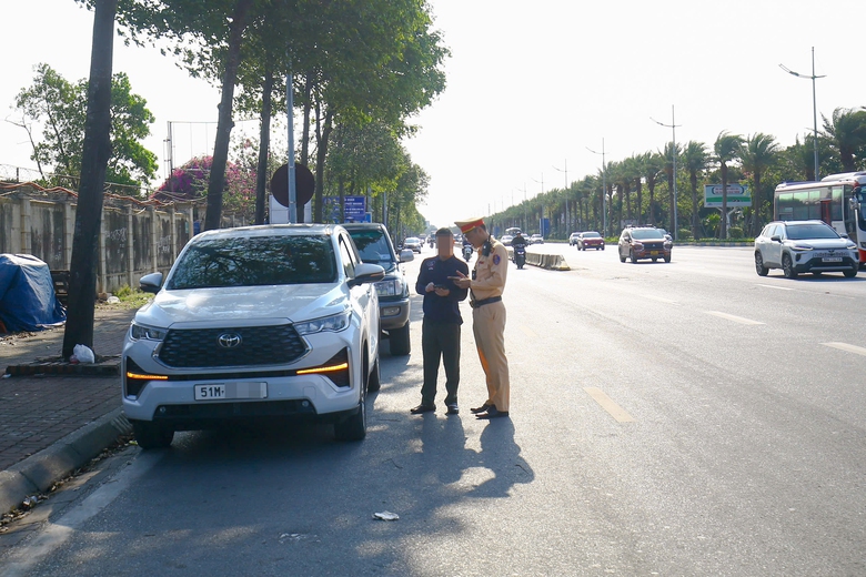 Người d&acirc;n cung cấp clip, nhiều &ocirc; t&ocirc; dừng đỗ tr&aacute;i ph&eacute;p trước s&acirc;n bay Nội B&agrave;i bị phạt nguội- Ảnh 1.