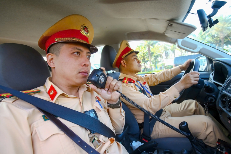 Người d&acirc;n cung cấp clip, nhiều &ocirc; t&ocirc; dừng đỗ tr&aacute;i ph&eacute;p trước s&acirc;n bay Nội B&agrave;i bị phạt nguội- Ảnh 2.