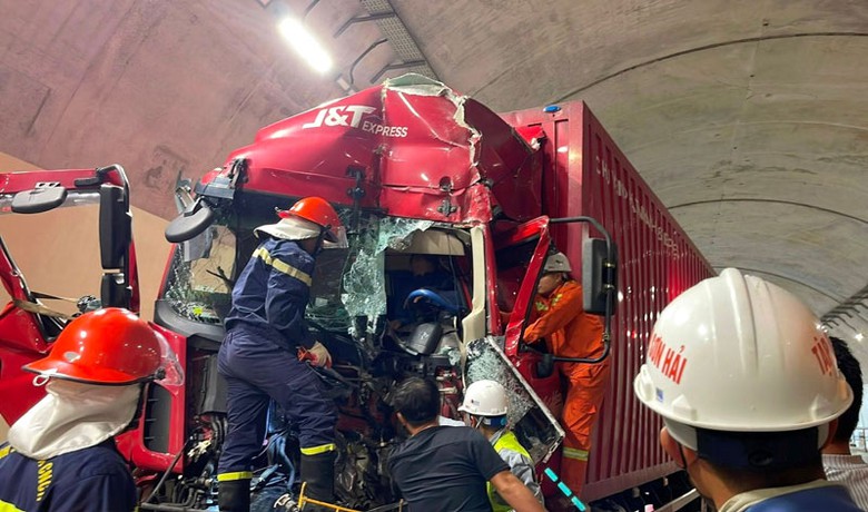 Lực lượng PCCC & CNCH khu vực Vũng &Aacute;ng phối hợp giải cứu t&agrave;i xế mắc kẹt trong cabin - Ảnh: B&aacute; Mạnh.