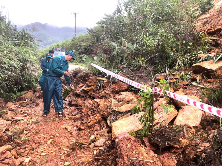 Quảng Ng&atilde;i: Khẩn trương th&ocirc;ng đường li&ecirc;n x&atilde;, đảm bảo giao th&ocirc;ng trước thềm bầu cử- Ảnh 3.