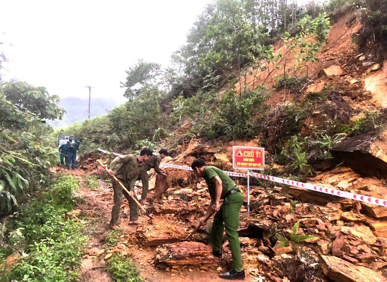 Quảng Ng&atilde;i: Khẩn trương th&ocirc;ng đường li&ecirc;n x&atilde;, đảm bảo giao th&ocirc;ng trước thềm bầu cử- Ảnh 2.