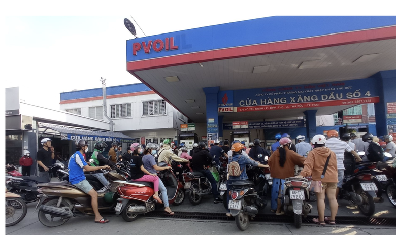 Gi&aacute; xăng giảm gần 4.000 đồng/l&iacute;t, dầu giảm gần 8.000 đồng- Ảnh 1.