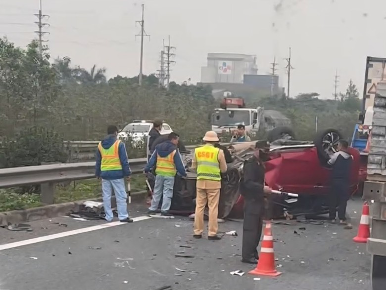 &Ocirc; t&ocirc; lật ngửa, biến dạng sau tai nạn tr&ecirc;n cao tốc qua Ninh B&igrave;nh, t&agrave;i xế may mắn tho&aacute;t nạn- Ảnh 1.