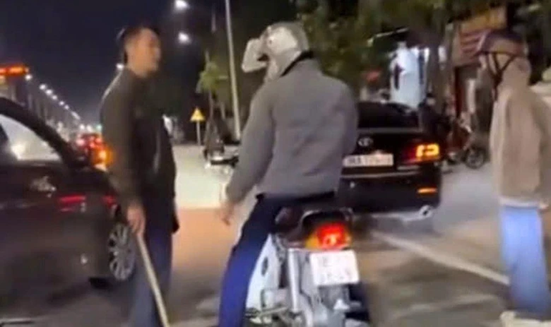H&agrave; Tĩnh: C&ocirc;ng an v&agrave;o cuộc x&aacute;c minh  t&agrave;i xế &ocirc; t&ocirc; cầm gậy &ldquo;t&aacute;c động&rdquo; v&agrave;o người đi xe m&aacute;y- Ảnh 1.