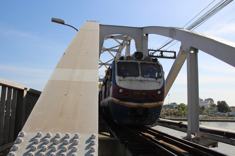 T&agrave;u h&agrave;ng đầu ti&ecirc;n qua cầu Ghềnh, đường sắt Bắc - Nam th&ocirc;ng tuyến trở lại- Ảnh 8.