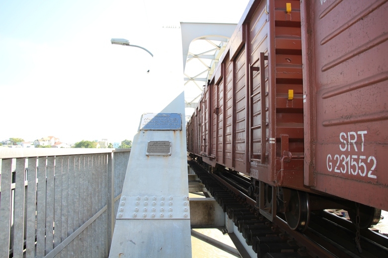 T&agrave;u h&agrave;ng đầu ti&ecirc;n qua cầu Ghềnh, đường sắt Bắc - Nam th&ocirc;ng tuyến trở lại- Ảnh 6.