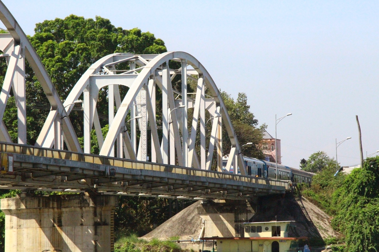 T&agrave;u h&agrave;ng đầu ti&ecirc;n qua cầu Ghềnh, đường sắt Bắc - Nam th&ocirc;ng tuyến trở lại- Ảnh 4.