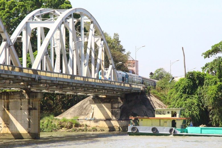 T&agrave;u h&agrave;ng đầu ti&ecirc;n qua cầu Ghềnh, đường sắt Bắc - Nam th&ocirc;ng tuyến trở lại- Ảnh 5.