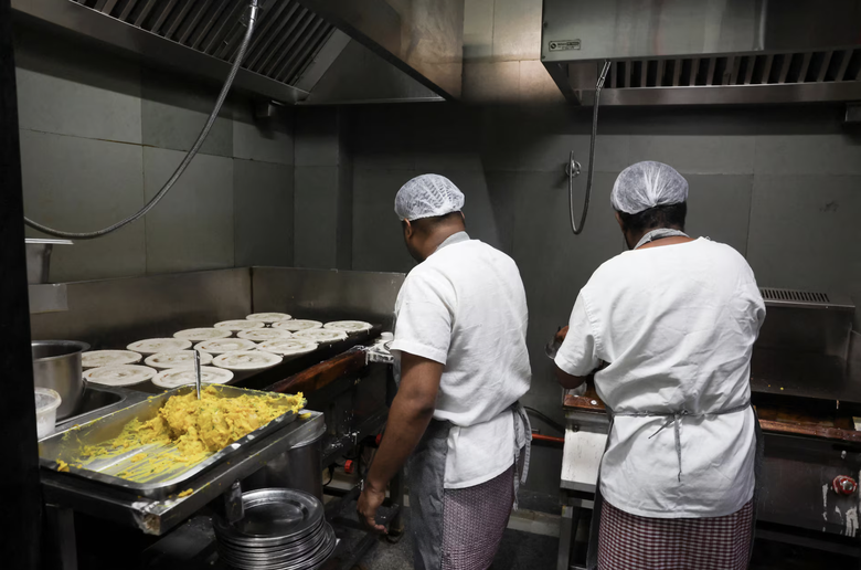 Nh&agrave; h&agrave;ng, kh&aacute;ch sạn Ấn Độ cảnh b&aacute;o nguy cơ gi&aacute;n đoạn hoạt động do thiếu nhi&ecirc;n liệu- Ảnh 1.